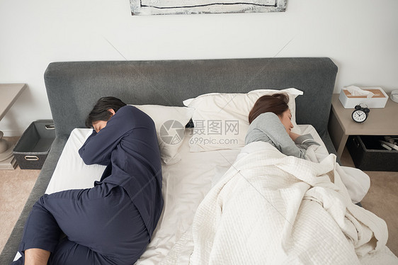 男生命早晨睡在床上的一对夫妇图片