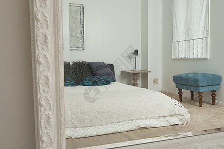 户内干净简单时尚的卧室图片