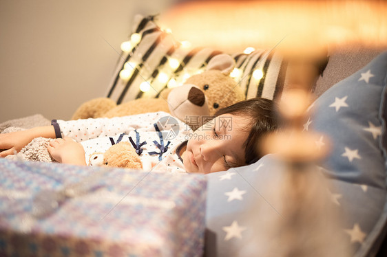 女儿卧室日本人睡在床上的孩子图片