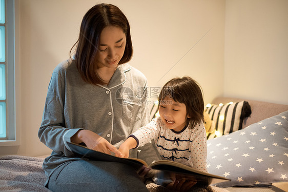 女儿人类床父母睡觉的孩子图片