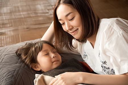 幼儿生命室内父母睡觉的孩子图片