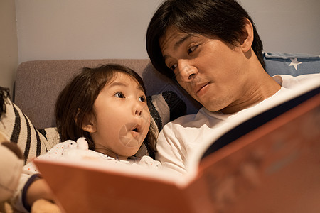 年轻爸爸给女儿读书讲故事图片