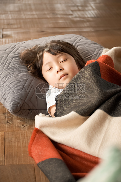 少女小姑娘就寝一个孩子在客厅里睡觉图片