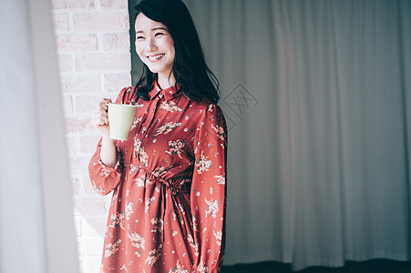 穿着红色连衣裙的漂亮女孩图片