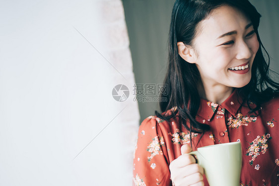 穿着红色连衣裙的漂亮女孩图片