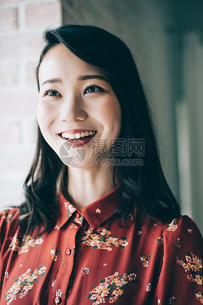 幕布美垂直构图站立在窗口的一名红色一件妇女图片