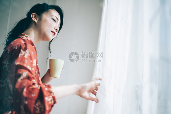 户外红色连衣裙的漂亮女孩图片