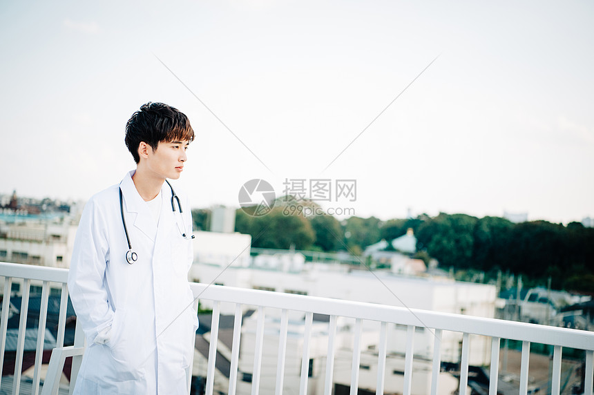 护士漂亮高职院校穿在栏杆的一个人一套白色衣服在屋顶图片