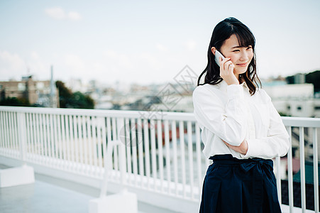 女人在屋顶上打电话图片