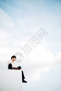 男人坐在屋顶上打开笔记本电脑图片