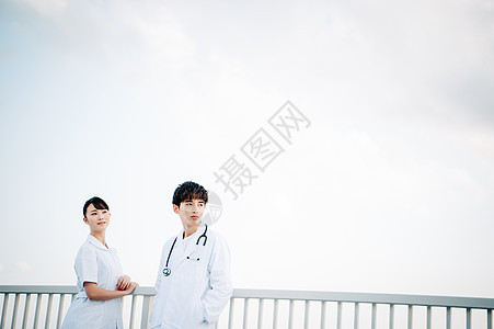牙科医生和护士在屋顶上放松图片