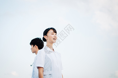 空白区域女生年轻男人和女人背靠背站在屋顶上图片