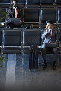 出国工作的商人在机场工作两个人高清图片素材