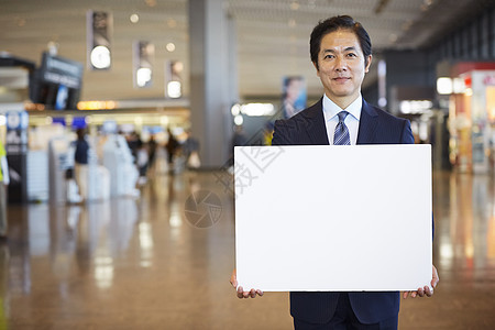 男持有情报在海外商务旅行的一个商人消息在机场图片