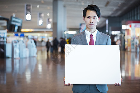 亚洲人复制空间三十几岁在海外商务旅行的一个商人消息在机场图片