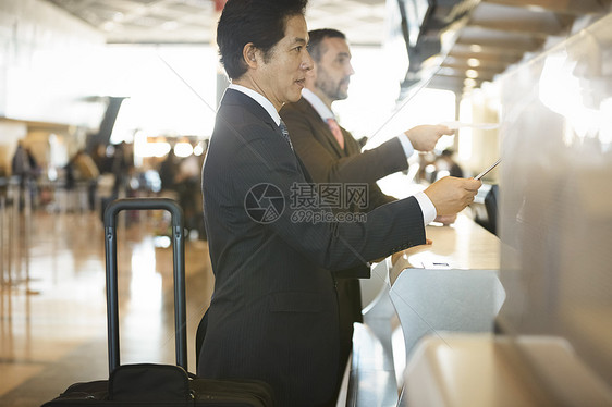 出发经济人物在国外商务旅行的一个商人在机场登记图片