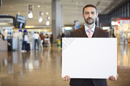 掌握行政资讯在海外商务旅行的一个商人消息在机场图片