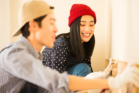 笑脸张贴一起生活享受diy的男人和女人图片