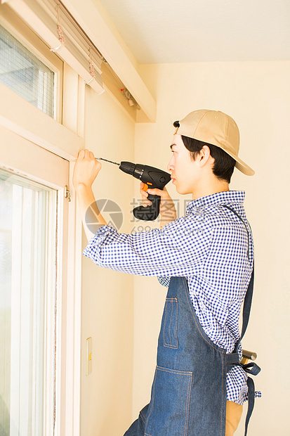 室内商务职业男人享受diy图片