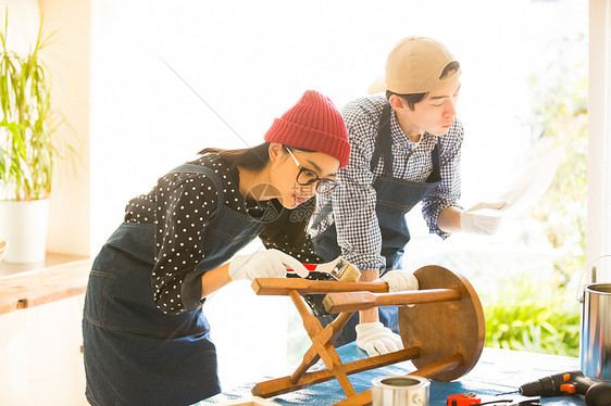 手工艺家庭自制创建享受diy的男人和女人图片