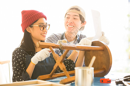 学生椅子手工艺享受diy的男人和女人背景图片