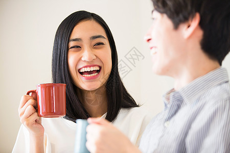 一对夫妇在沙发上放松喝茶图片