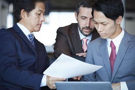 读世界上班族30多岁世界出国工作的商人在机场工作背景