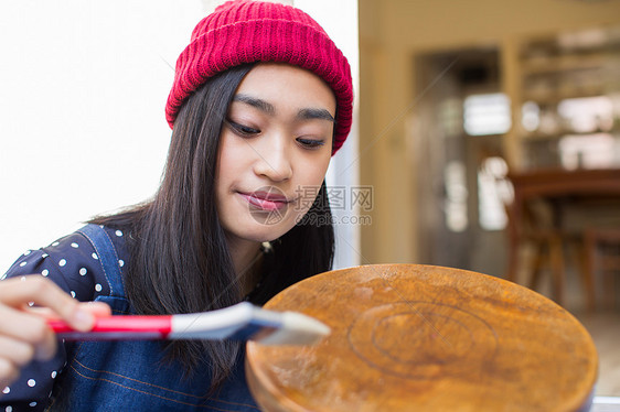 手工艺品油漆单人一个女人享受diy图片