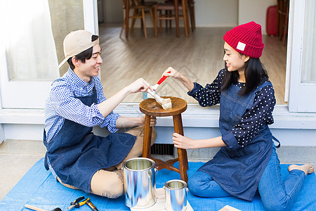 手工艺品女孩男子享受diy的男人和女人图片