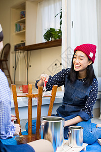 油漆生活全体享受diy的男人和女人图片