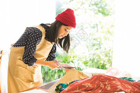 手作切割室内一个女人缝图片