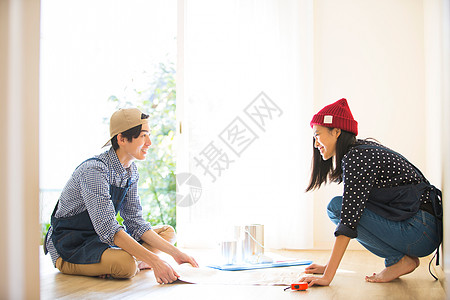 女孩墙男人们享受diy的男人和女人背景图片