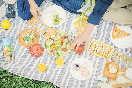 进餐青年夫妇野餐食物图像图片