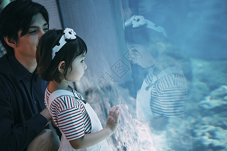 与孩子休假20多岁水族馆家庭图片