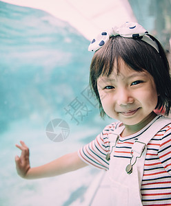 亚洲活动蓝色的水水族馆儿童女孩图片