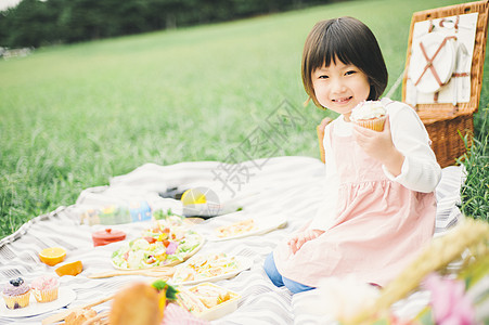 放松晴朗注视镜头野餐的孩子图片