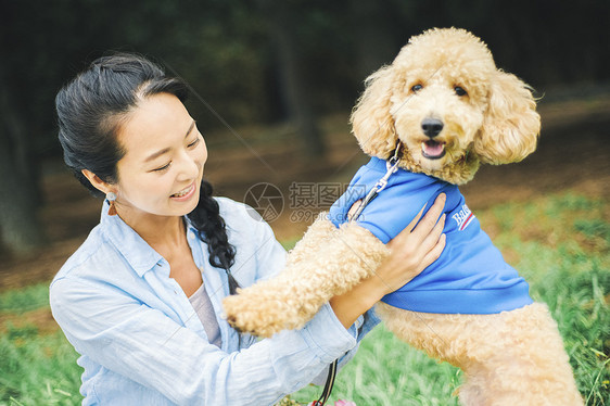 户外一家人在草地上露营吃饭图片