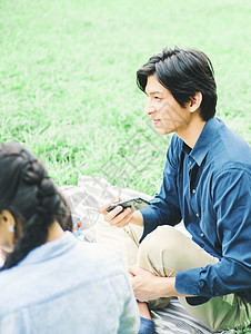 户外一家人在草地上露营野餐图片