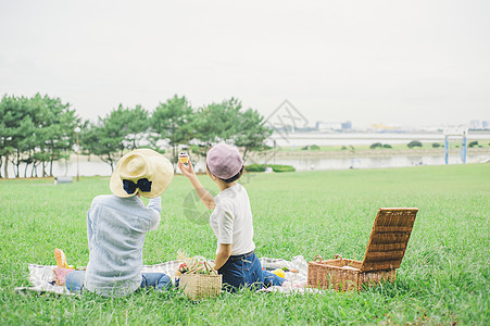 春 酒闺蜜户外野餐背影背景