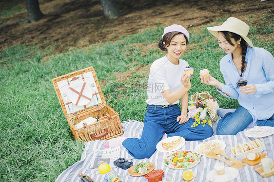 亚洲人愉快菜肴野餐女朋友图片