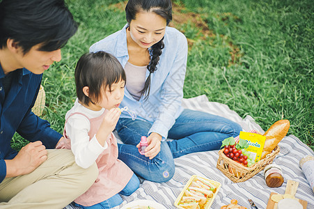 父母和小孩贪玩亚洲人野餐家庭图片