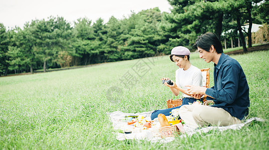 春天好朋友男野餐夫妇图片