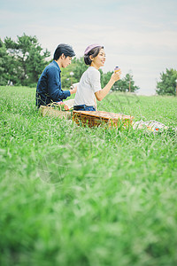 人类假期休假野餐夫妇图片