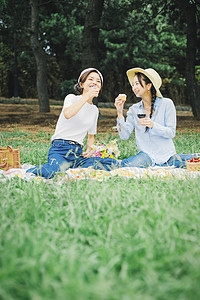 轻松青年伙伴野餐女朋友图片