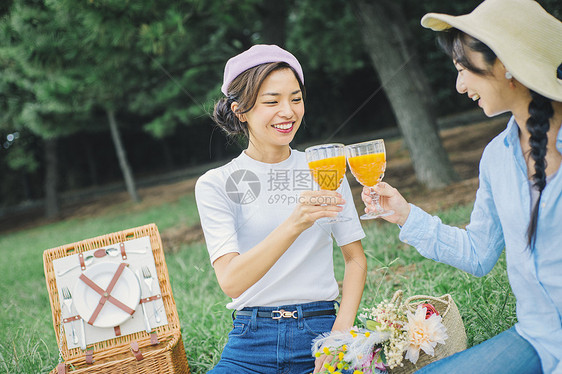 留白户外好朋友野餐女朋友图片