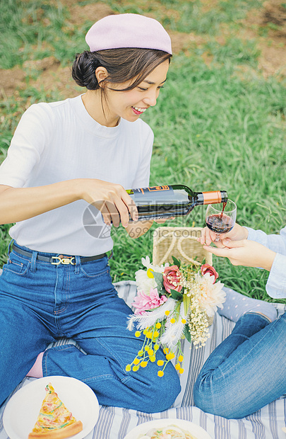 坐下日式便当葡萄酒野餐女朋友图片