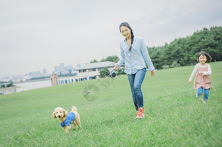 乐趣散步女孩们狗和osanpo图像图片