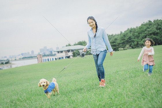 乐趣散步女孩们狗和osanpo图像图片