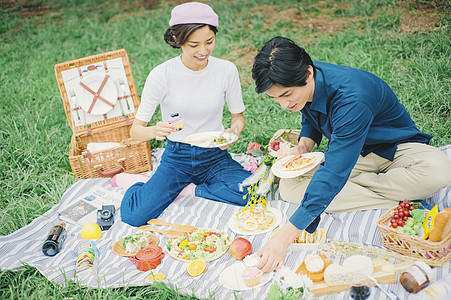 女孩女女野餐夫妇图片