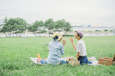 二十几岁后背日式便当野餐女朋友图片素材